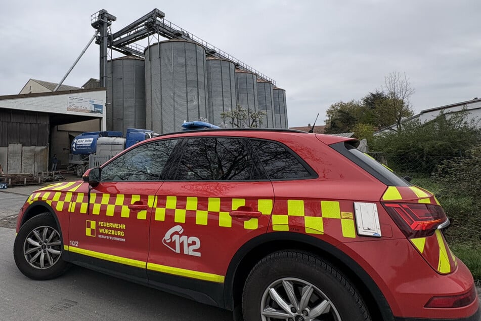 Um 12.49 Uhr wurden die Einsatzkräfte über eine Person informiert, die in einen der Getreidebehälter gestürzt ist.