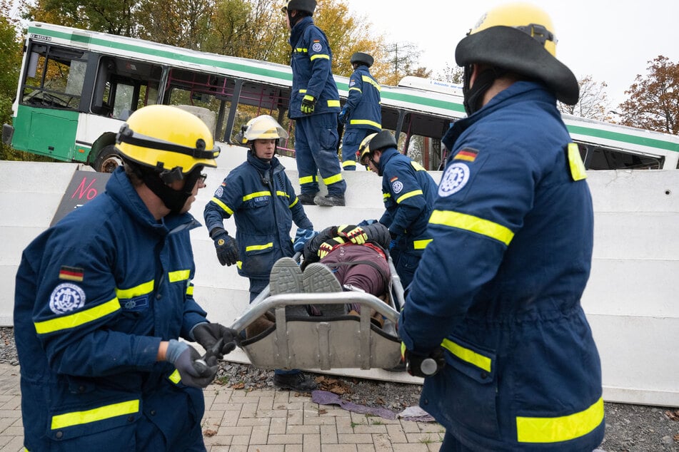 Einsatzkräfte befreiten Wege und Plätze von Schutt und bargen Menschen.