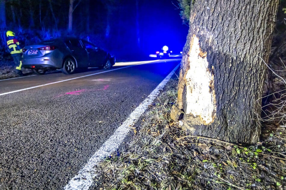 Aus bisher ungeklärten Gründen kam der ältere Mann von der Fahrbahn ab und stieß gegen einen Baum.