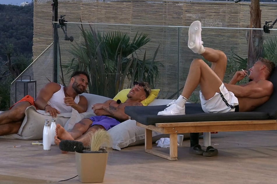 Aleks (l.) hingegen macht sich mit seinen Kumpels Marwin (27, r.) und Laurenz darüber lustig, dass Vanessa nach dem Interview genervt war.