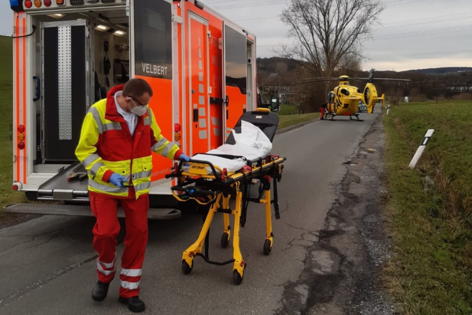 Kurzerhand wurde der Patient vom Hubschrauber in den Rettungswagen umgeladen, wo sein Kreislauf erfolgreich stabilisiert werden konnte.