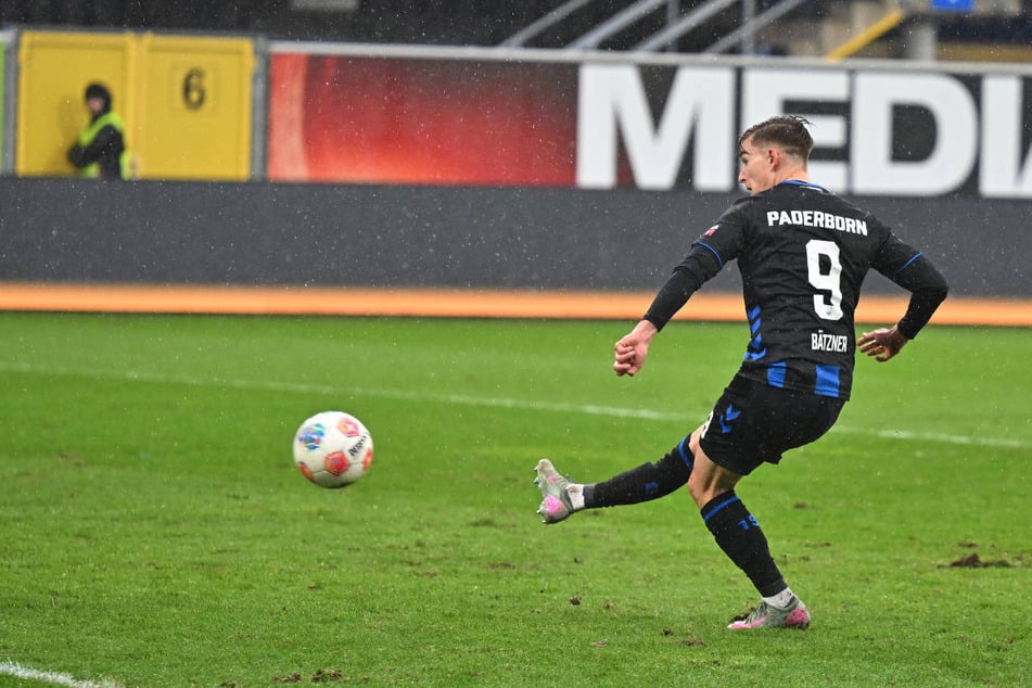 Sieht aus, wie ein Elfmeter, war aber keiner - Nick Bätzner darf vollkommen frei zum 3:1 für Paderborn netzen.