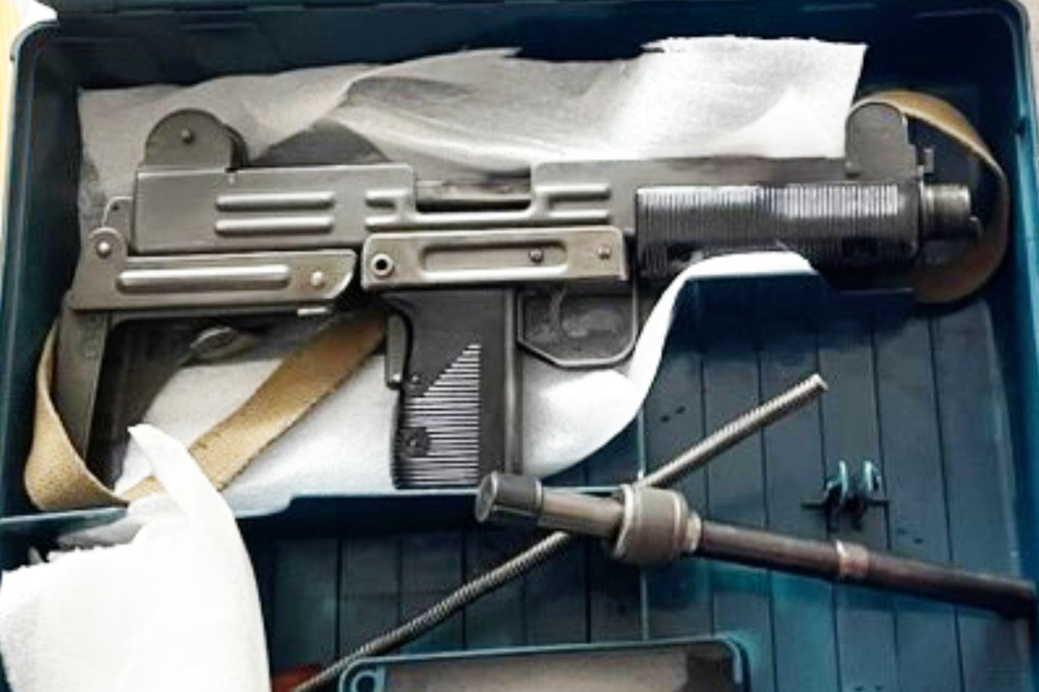 Die israelische "Uzi" ist eine der bekanntesten Maschinenpistolen - und für Privatpersonen verboten! Fahnder des Frankfurter Zolls entdeckten eine solche Waffe in einem Werkzeugkoffer.