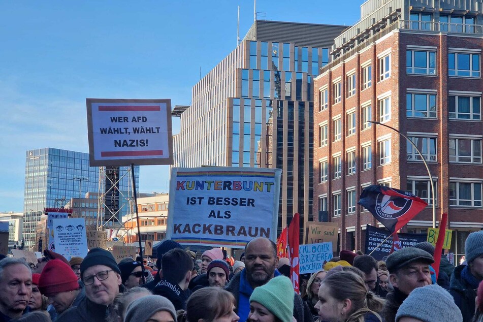 Demonstranten auf der Ludwig-Erhard-Straße.