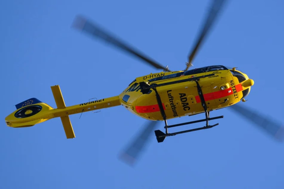 Der 15-Jährige wurde mit einem Rettungshubschrauber ins Krankenhaus gebracht. (Symbolbild)