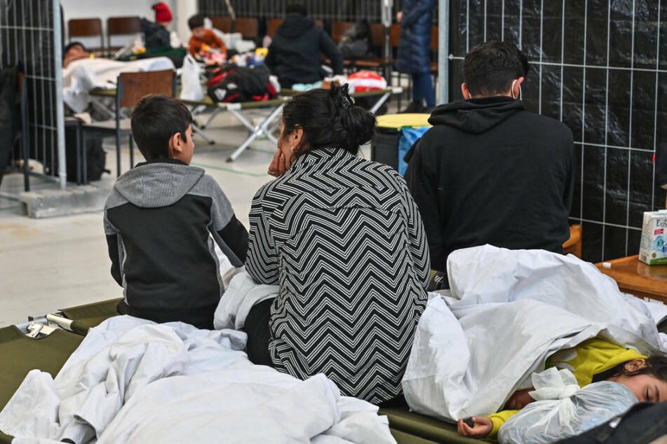 Migranten sitzen in der neu eingerichteten zentralen Bearbeitungsstelle in Frankfurt (Oder). Seit dem Sommer kommen über Belarus vor allem Iraker, aber auch Syrer, Afghanen und andere Flüchtlinge nach Deutschland.