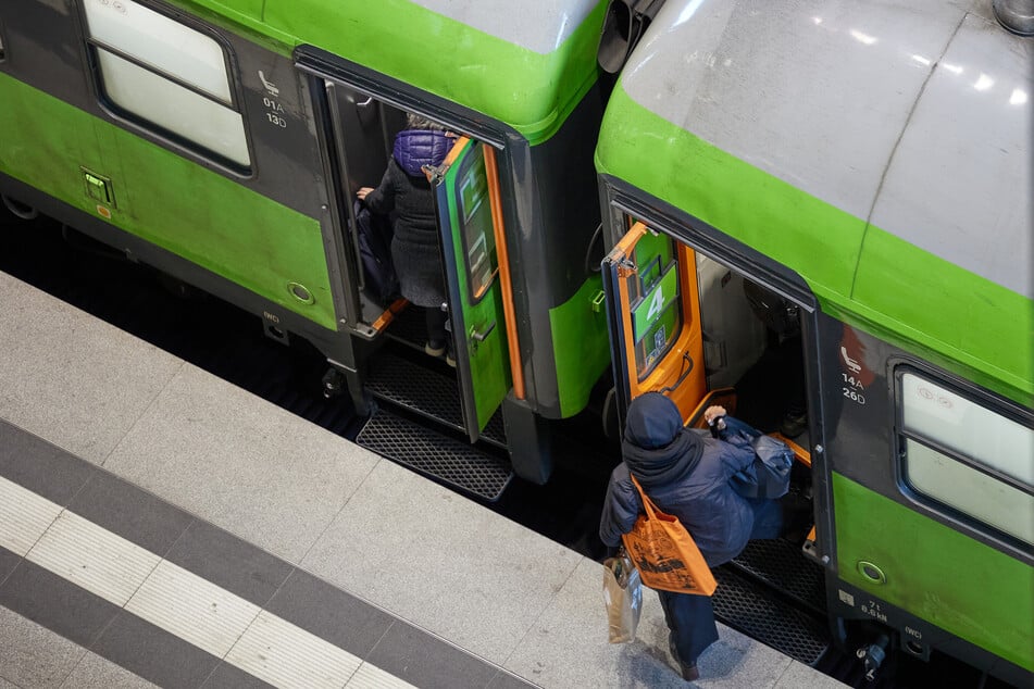 Immer mehr Menschen reisen mit den grünen FlixTrains.