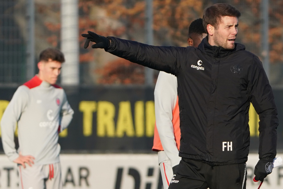 Am 2. Januar startet St.-Pauli-Coach Fabian Hürzeler (30, r.) mit seiner Mannschaft in die Rückrunden-Vorbereitung. (Archivfoto)