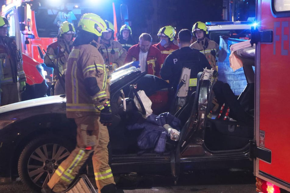 Die Feuerwehr musste die eingeklemmte Beifahrerin aus dem Mazda mit einer Hydraulikschere befreien.