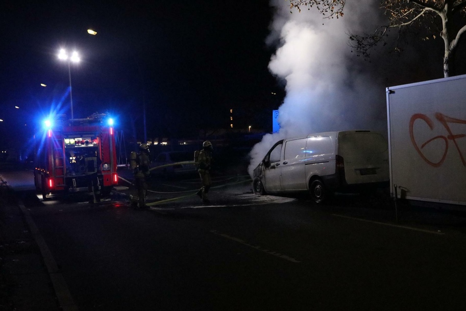 Gegen 2.40 Uhr ging ein Transporter in Schöneberg in Flammen auf.