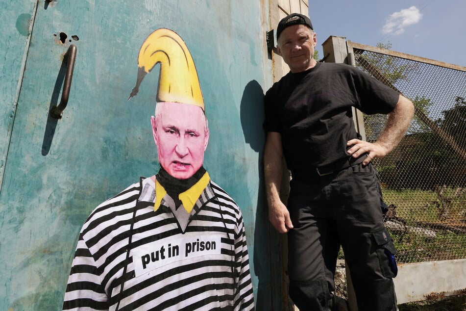 Der Künstler Thomas Baumgärtel (62) aus Köln sprühte in der ukrainischen Hauptstadt Graffitis, die Putin in Sträflingskleidung zeigen.