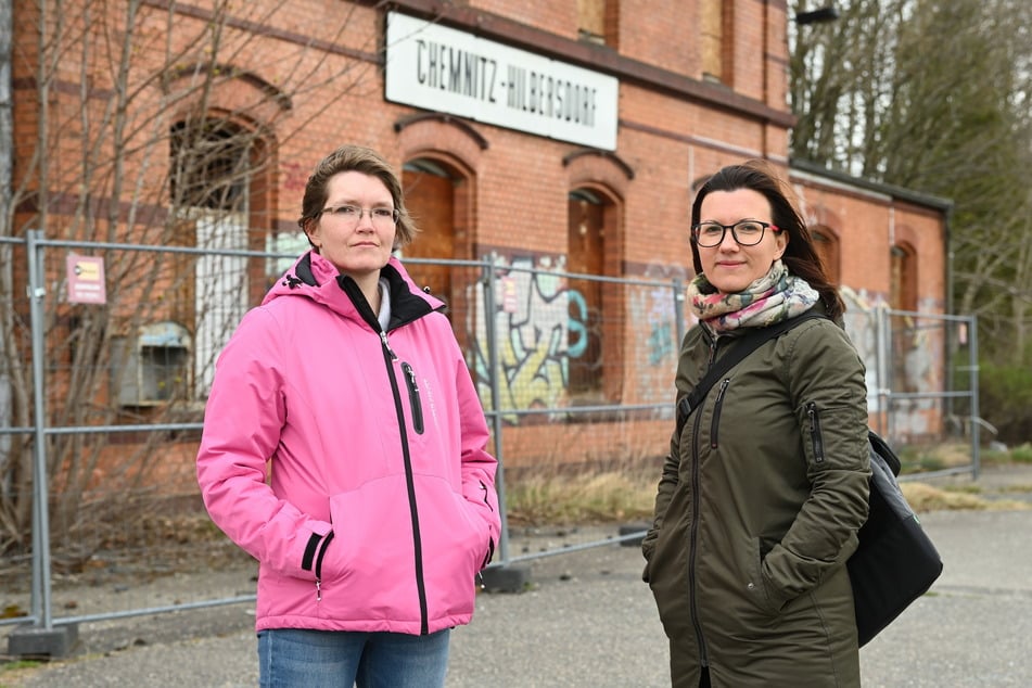 Anwohnerin Christiane Schönheider (35, l.) und Bürgerplattform-Koordinatorin Franziska Degen (34) sehen den Zustand des Gebäudes kritisch.