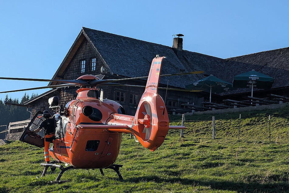 Der Rettungshubschrauber landete direkt an der Stoißer Alm. Ein Radfahrer hat sich dort am Becken verletzt.