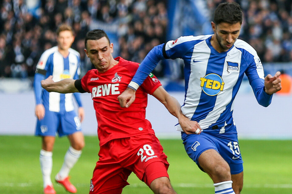 Herthas Marko Grujic (r) im Zweikampf mit Kölns Ellyes Skhiri