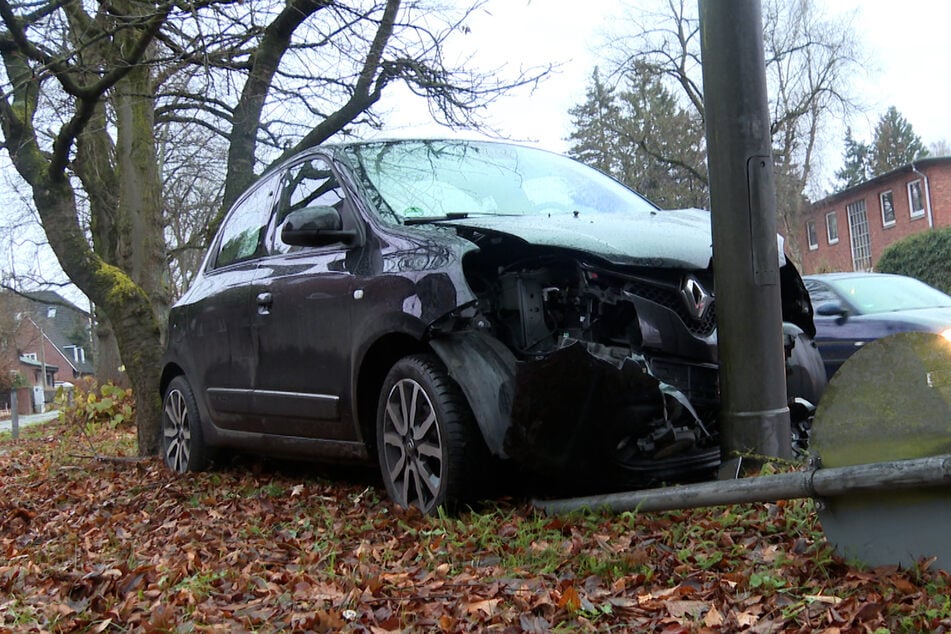 Renault kracht gegen Straßenlaterne: Eine Person verletzt