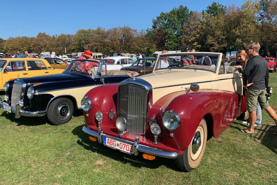 Auf dem agra Messegelände im Süden von Leipzig versammeln sich am Sonntag zahlreiche Oldtimer-Liebhaber.