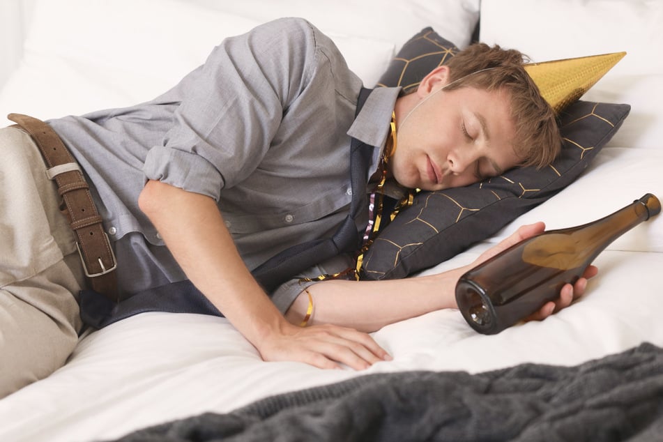 Suff-Deutscher legt sich in fremdes Bett: Nach dem Wecken wird es plötzlich handgreiflich