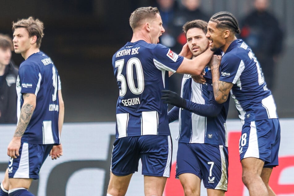 Perfekte Koproduktion: Vorlagengeber Jeremy Dudziak (30, r.) und Torschütze Josip Brekalo (27, M.).