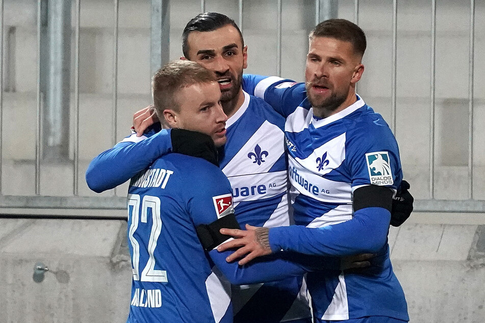 Darmstadts Serdar Dursun (m.) feiert seinen Treffer zum 2:0 mit Fabian Holland (l.) und Tobias Kempe.