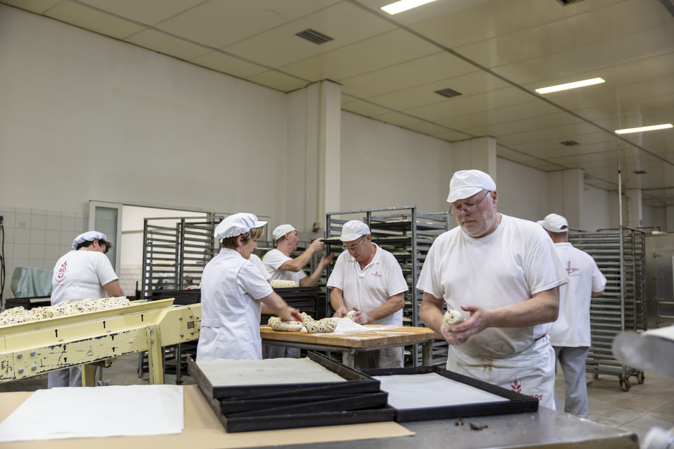 Auch echte Handarbeit ist beim Stollenbacken gefragt.