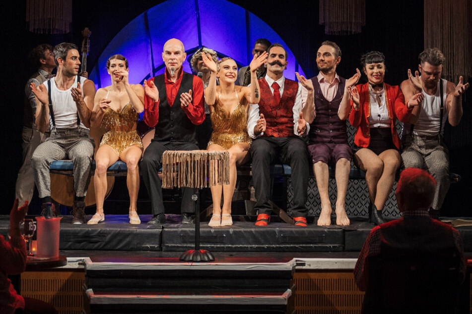 Da war die Welt noch in Ordnung: die Künstler der Varieté-Show "Glanzzeit" bei einem ihrer letzten Auftritte im Krystallpalast.