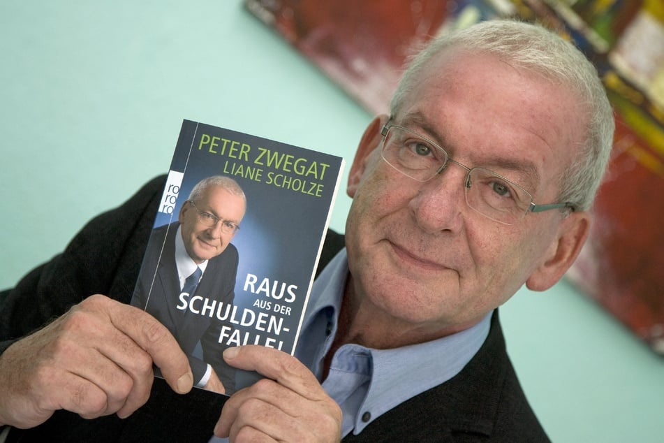 Im Jahr 2008 stellte Peter Zwegat sein Buch "Raus aus der Schuldenfalle" vor.