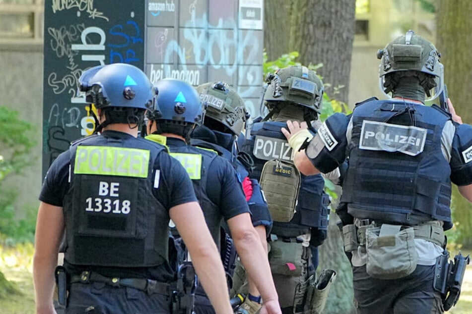 Ein SEK durchsuchte die Wohnung des 63-Jährigen. (Symbolfoto)