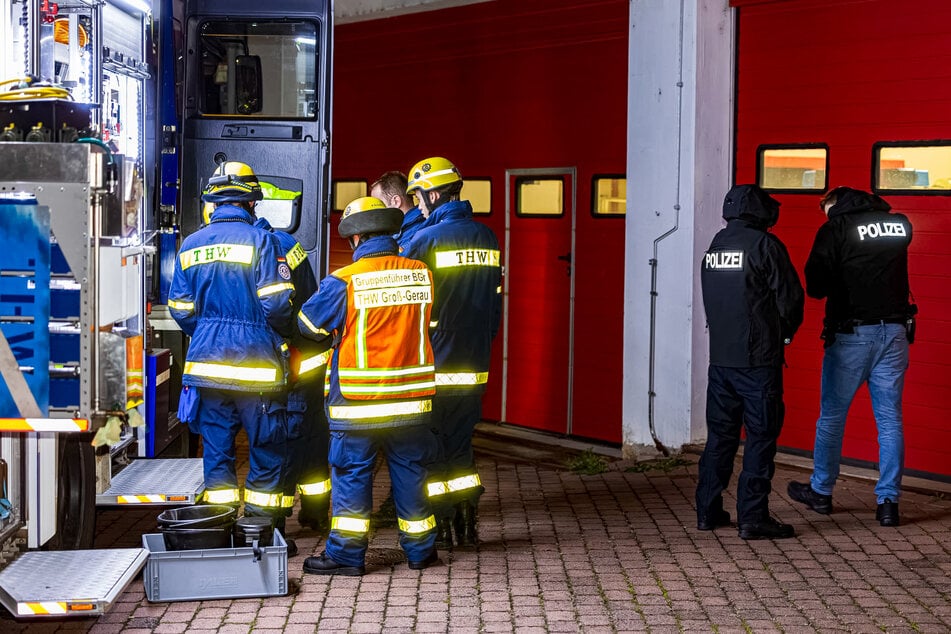 Das THW sorgte nach dem Einsatz unter anderem dafür, dass die Eingangstür der betroffenen Wohnung zumindest provisorisch wieder verschließbar ist.