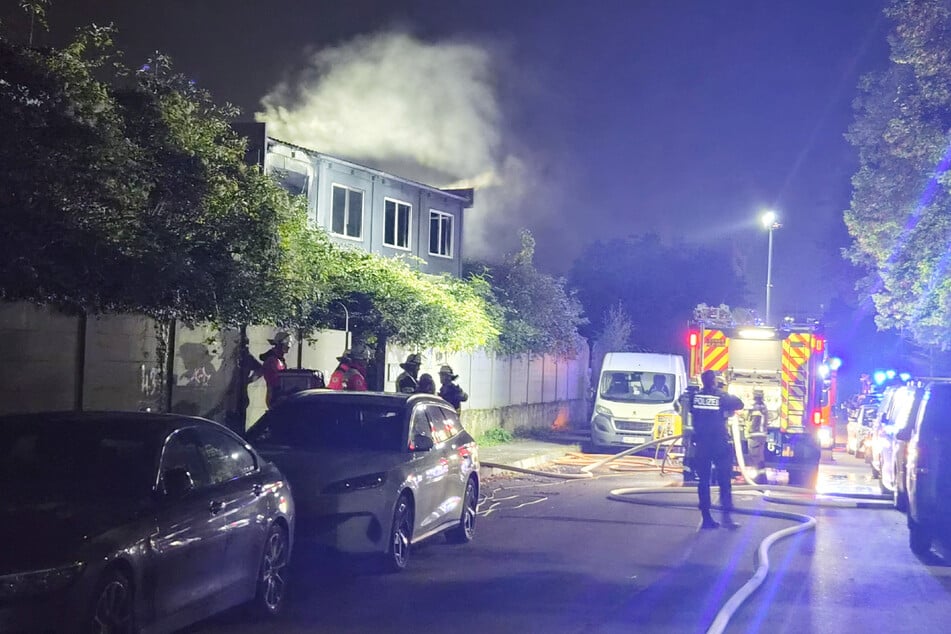 Die Feuerwehr befand sich mit mehreren Löschfahrzeugen am Einsatzort.