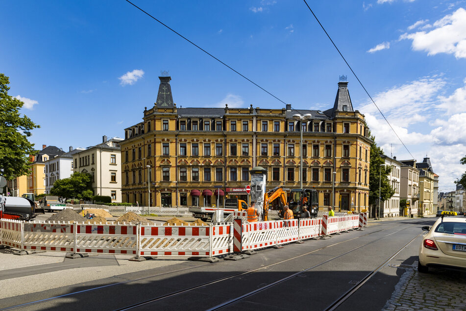 Der Straßenbahnverkehr ist an der betroffenen Stelle unterbrochen.