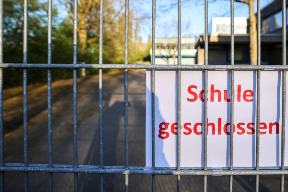 Schülerin spricht Drohung wegen schlechter Noten aus: Sekretariat schlägt Alarm