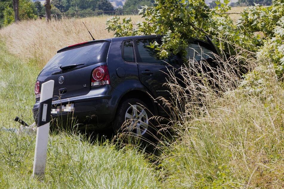 Ein VW Polo ist frontal mit einem Baum kollidiert, der Fahrer wurde lebensgefährlich verletzt.