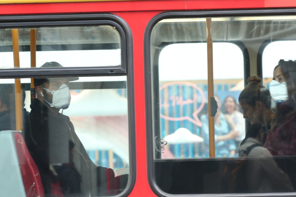Mundschutz in Bussen und Bahnen? Eine sinnvolle Idee, ginge es nach FDP-Verkehrsminister Oliver Luksic.