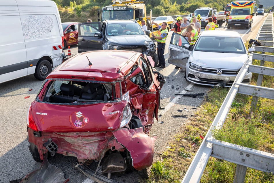 Karambolage nach Spurwechsel: Drei Verletzte und ordentlich Sachschaden