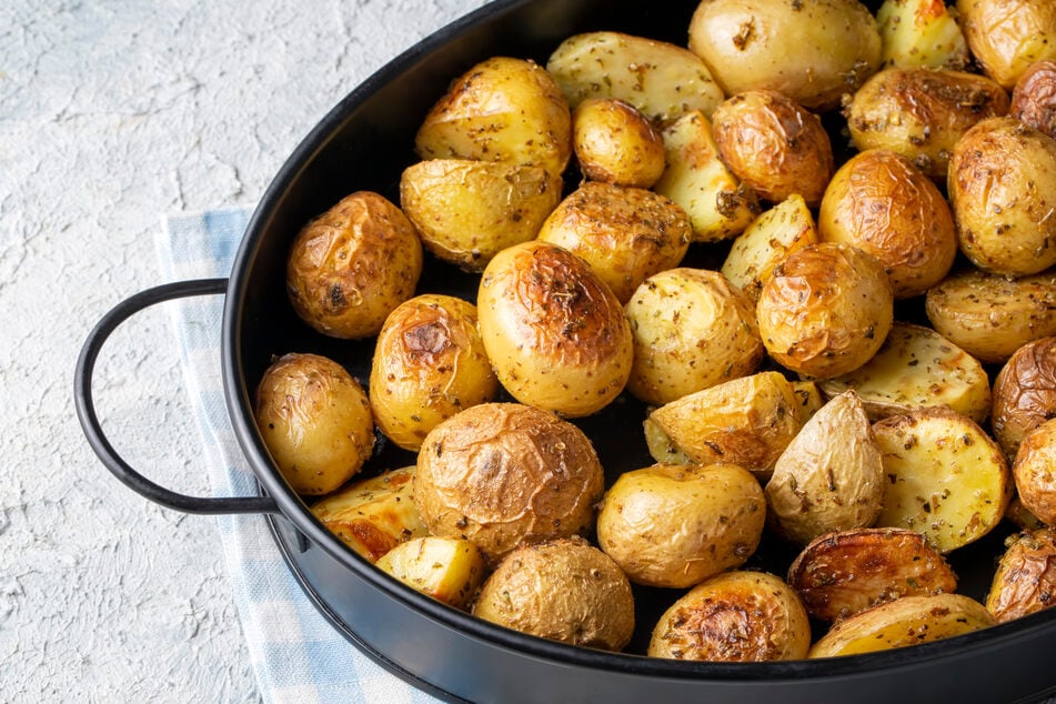 Knusprige Kartoffeln aus der Heißluftfritteuse.