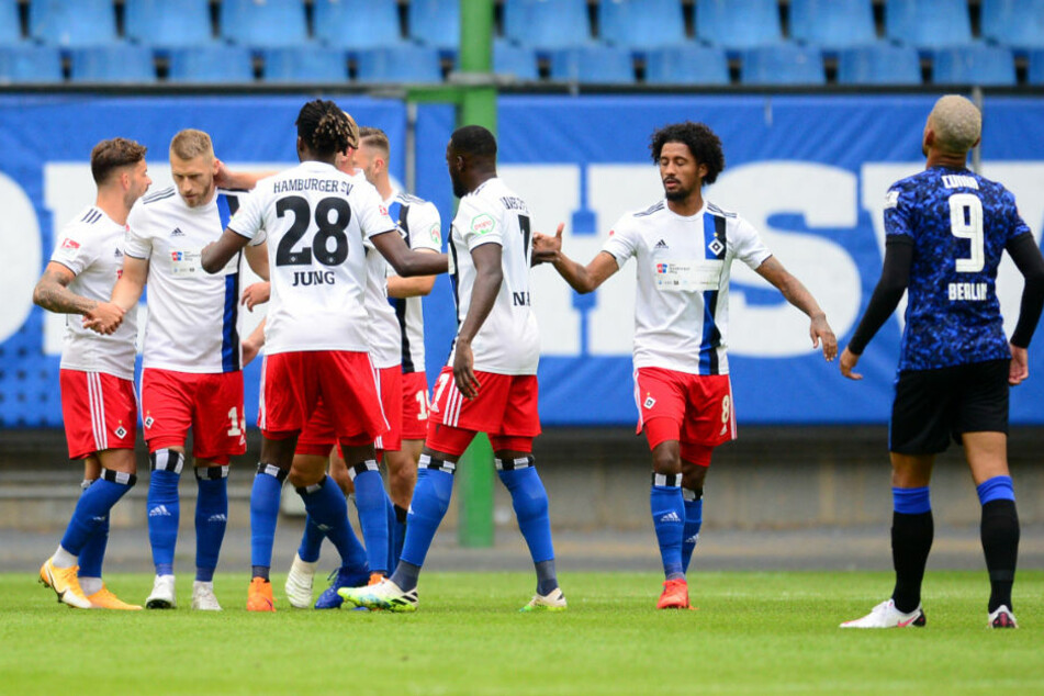 Die Spieler des HSV bejubeln den 1:0 Führungstreffer im Testspiel gegen Hertha BSC. Die Berliner verloren das Spiel am Ende mit 0:2.