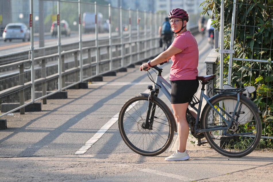 Kommt vom Elberadweg gar nicht richtig auf die neue Spur: Radlerin Freia Benade (42).