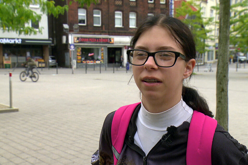 Michelle (16) hofft auf einen Ausbildungsplatz im Supermarkt.