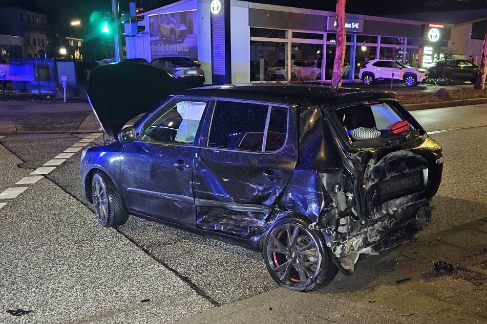 Nach dem Zusammenprall ist das Auto ein Totalschaden.