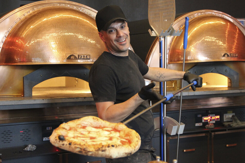 Die Pizza wird in 485 Grad heißen Izzo-Forni-Öfen aus Neapel gebacken - und braucht daher nur 60 Sekunden.