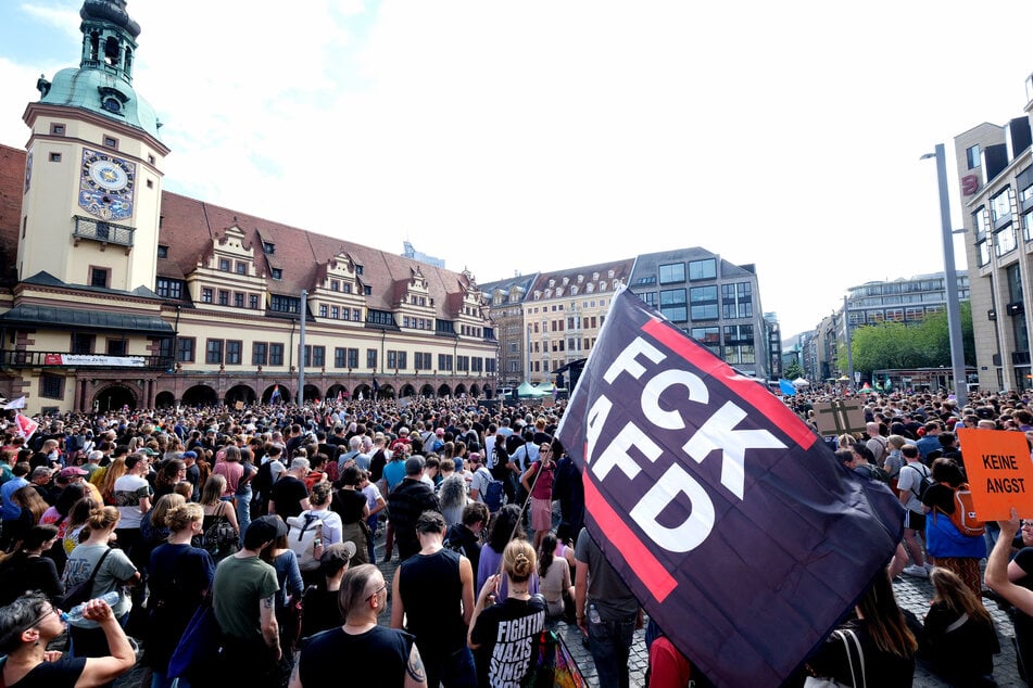 Tausende versammelten sich auf dem Marktplatz, schwenkten Fahnen und hielten Schilder hoch.