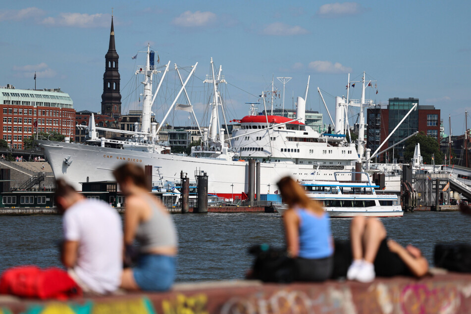 Nur wenige Menschen genießen die Sommerhitze mit über 30 Grad in Hamburg wirklich.