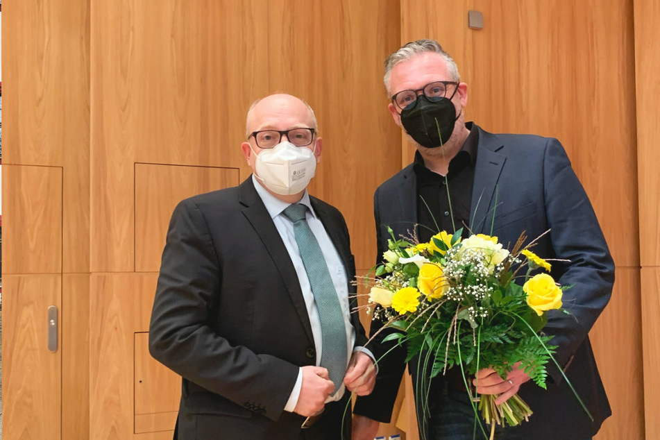 Oberbürgerbürgermeister Sven Schulze (50, SPD) mit Martin Reinhold (41, r.) nach der Wahl am Mittwoch.