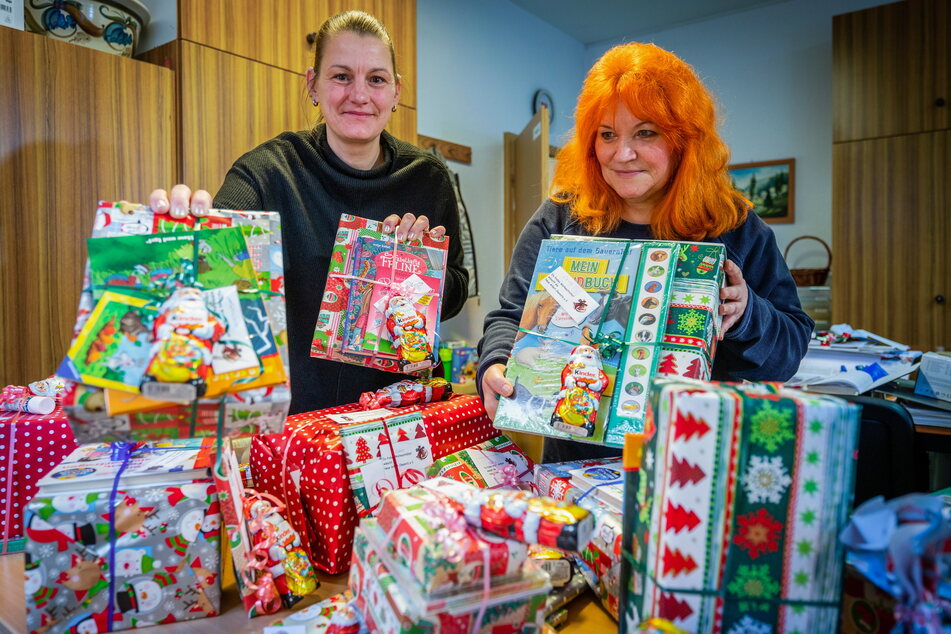 Susanne Heimann (42, l.) von den Stadtteilpiloten und Viola Metzner (60) vom Verein "Neue Arbeit" zeigen die bereits gesammelten Geschenke für bedürftige Familien.