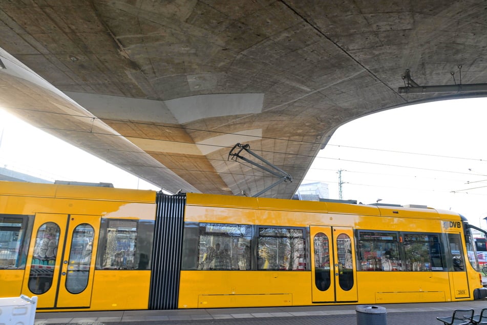 Sowohl die Bahnen der DVB als auch der Deutschen Bahn und der Autoverkehr rollen unter der Brücke.