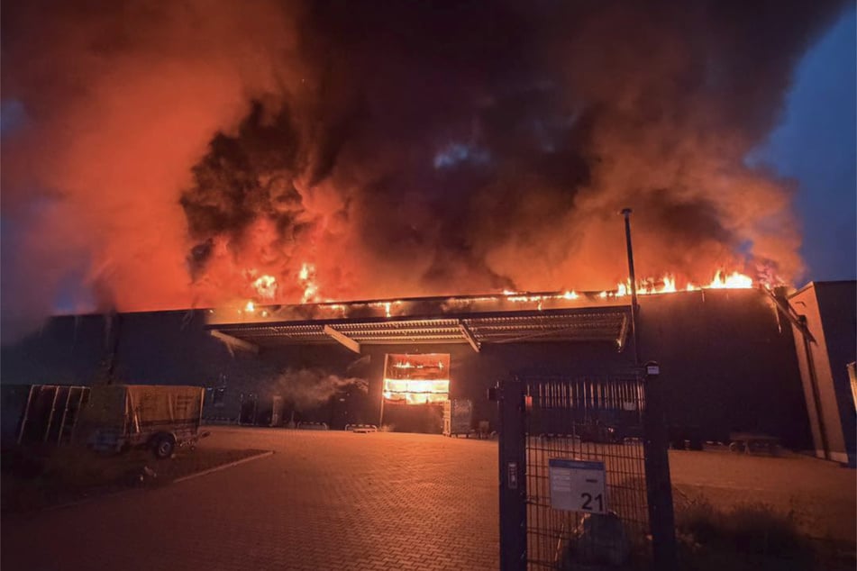 Die Lagerhalle stand vollständig in Flammen.