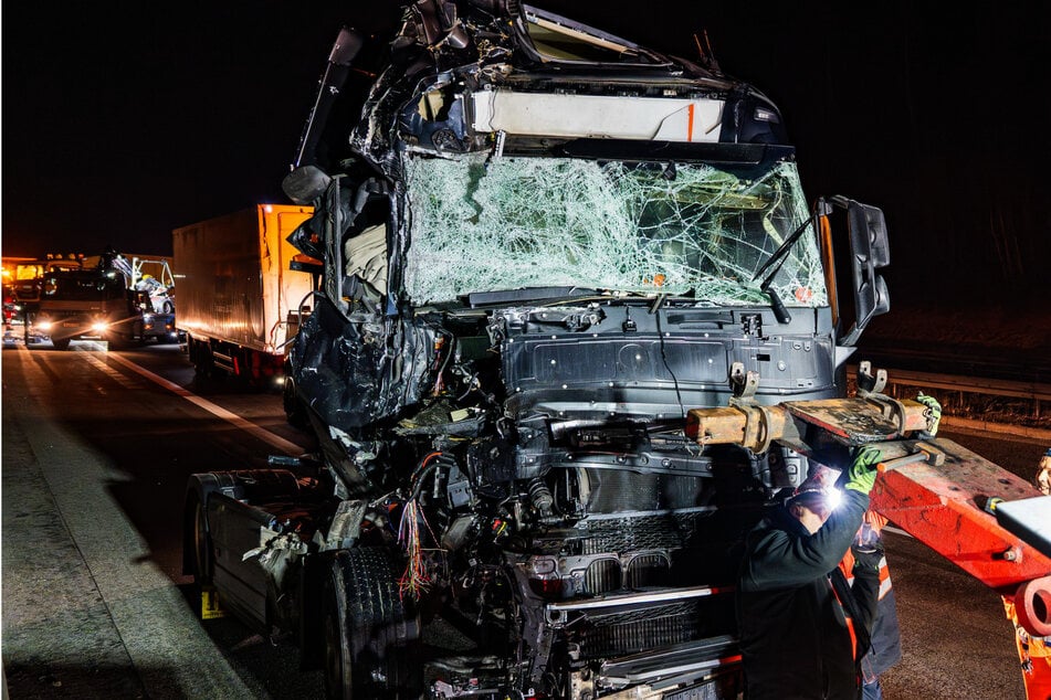 Der Sattelzug war mit dem Führerhaus in die Betonbegrenzung gekracht. Der Fahrer und sein Beifahrer erlitten dabei glücklicherweise nur leichte Verletzungen.