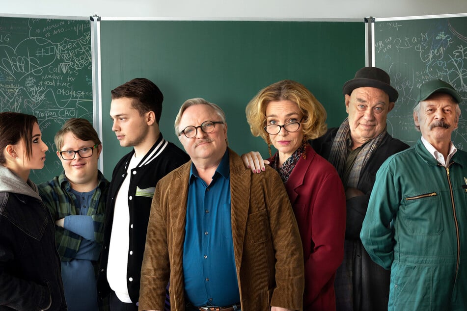 Ralph Friesner (Axel Prahl, 66, M.) setzt sich für seine Schüler ein.