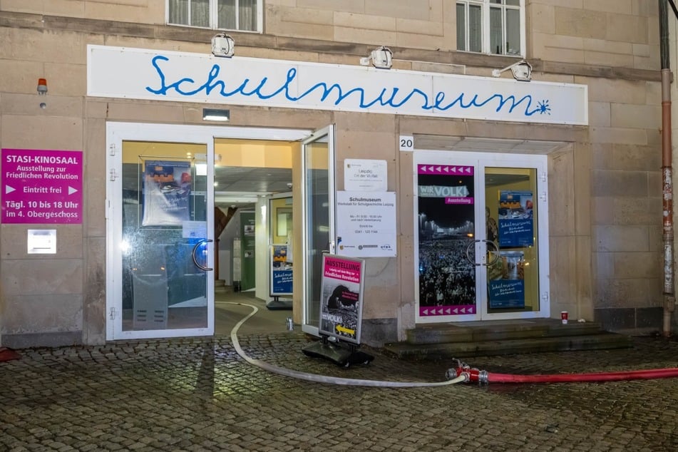 Die Kameraden gingen über mehrere Eingänge gegen das Feuer vor, so auch über den des Schulmuseums.