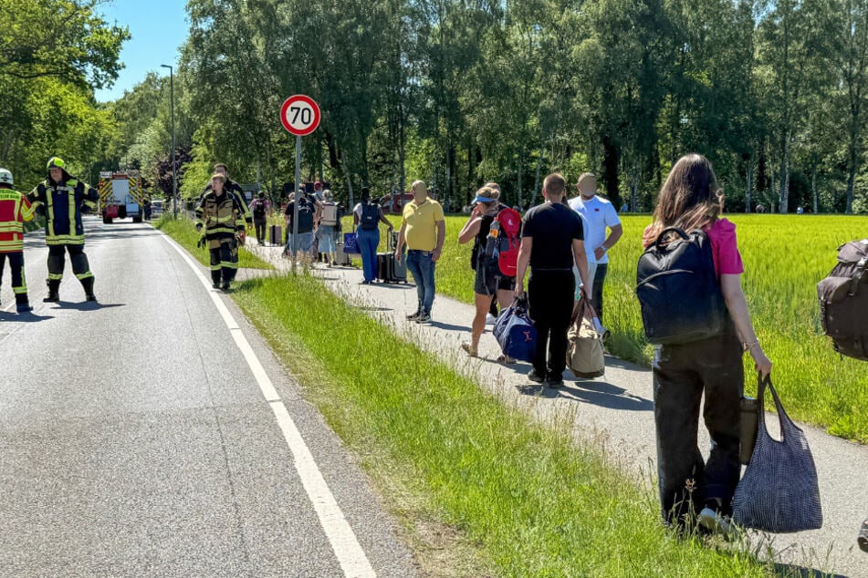 Zwischen Hamburg und Bremen: Hunderte wegen abgerissener Oberleitung gestrandet